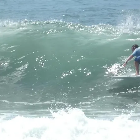 Llanes Surfcamp אכסניה