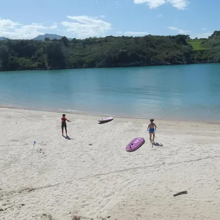 Llanes Surfcamp אכסניה *