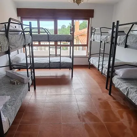 Llanes Surfcamp אכסניה *