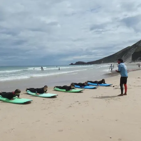 Llanes Surfcamp אכסניה לאנס